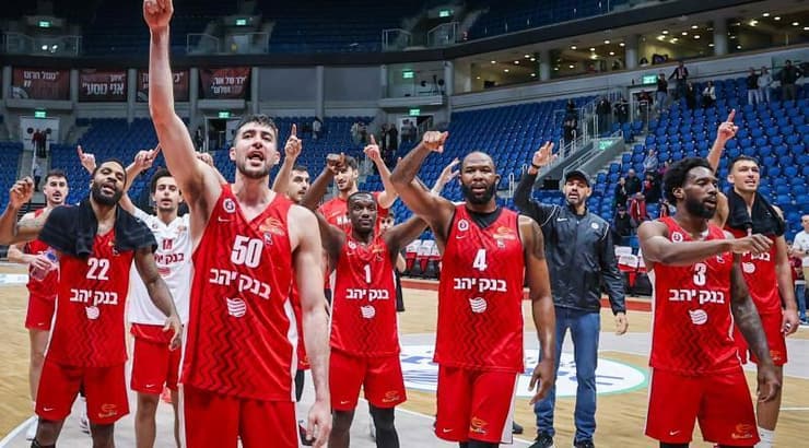שחקני הפועל ירושלים חוגגים בסיום