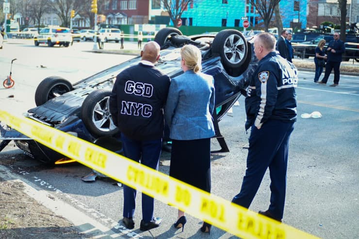 ראש העיר ניו יורק (משמאל) בזירת התאונה