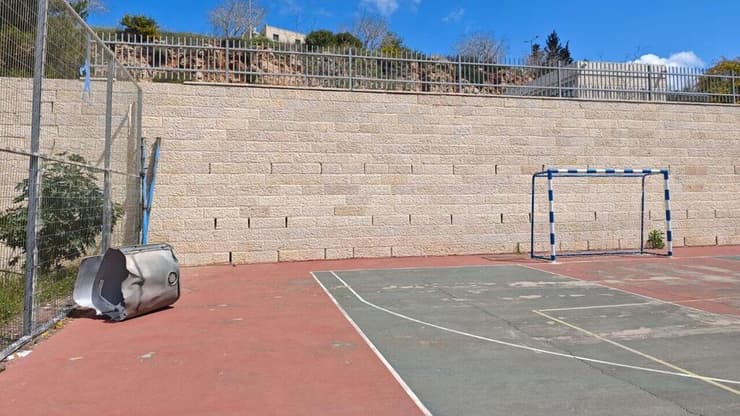 הרסיס בבית הספר בצור הדסה. "הילדים בטיול, נס!" (צילום: דוברות צור הדסה) רסיס בבית ספר בצור הדסה