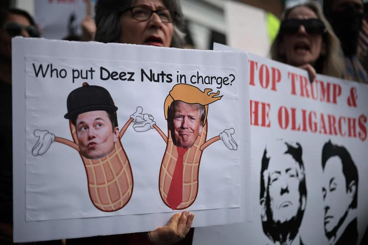 29 במרץ הפגנה נגד חברת טסלה ו אילון מאסק  וושינגטון הבירה ארה"ב