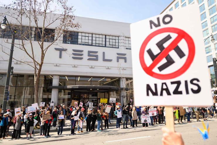 29 במרץ הפגנה נגד חברת טסלה ו אילון מאסק  ב סן פרנסיסקו ארה"ב