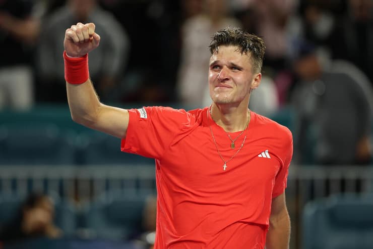 מנשיק לא מצליח לעצור את הדמעות, בסיום המשחק (צילום: Al Bello/Getty Images) מנשיק חוגג