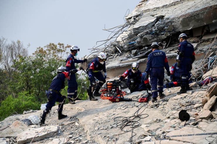 מנדליי, היום. עדיין מוצאים ניצולים מעת לעת (צילום: REUTERS/Athit Perawongmetha) מיאנמר מנדליי רעידת אדמה רעש