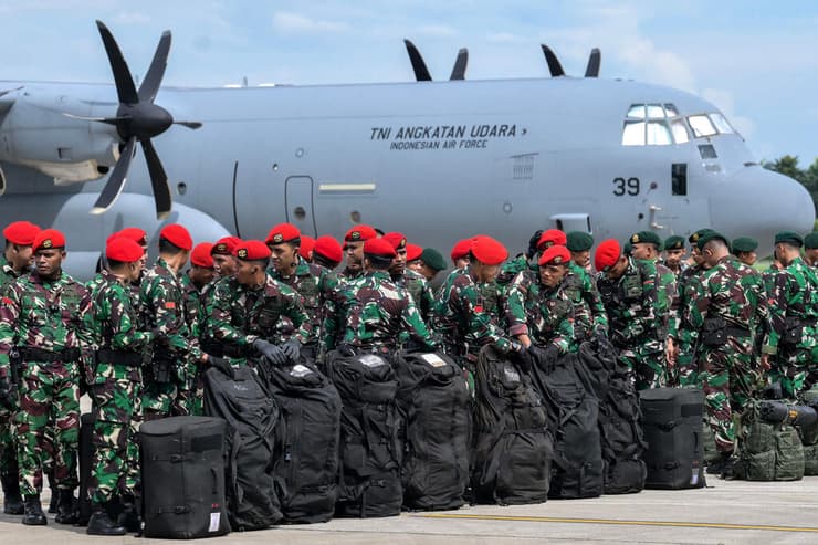 כוח סיוע אינדונזי בדרך לסייע לקורבנות הרעש
(צילום: BAY ISMOYO / AFP) מיאנמר רעידת אדמה רעש חיילי סיוע מ אינדונזיה