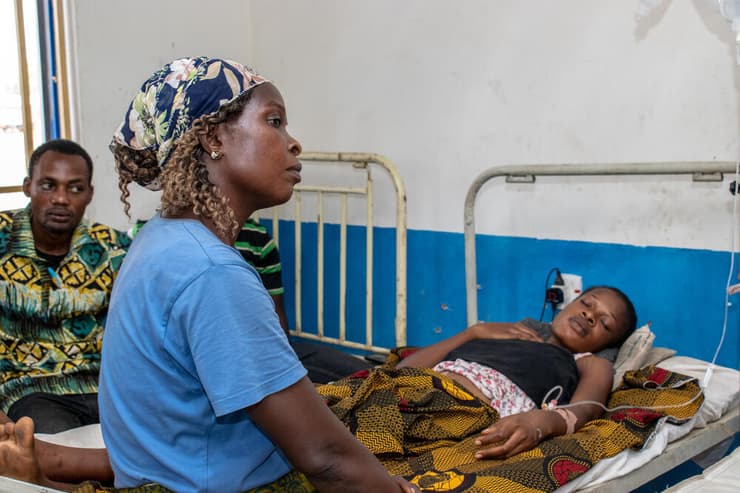 כולרה היא זיהום מעיים חריף שמועבר דרך מים או מזון מזוהמים בבקטריה Vibrio Cholerae. ארכיון (צילום: Oni Abimbola / Shutterstock) ילדה מאושפזת, אפריקה