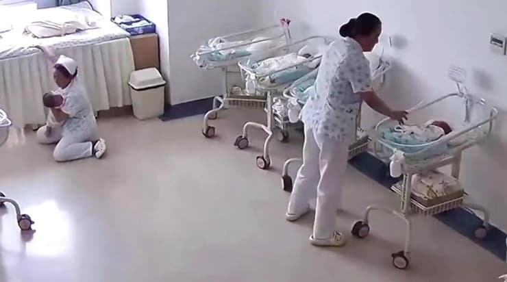 אחות אחת שומרת על העגלות, שנייה קורסת לרצפה ומגוננת על התינוקת. התיעוד מיונאן סין אחיות מצילות תינוקות בזמן רעידת האדמה רעש אדמה רעידת אדמה ב מיאנמר