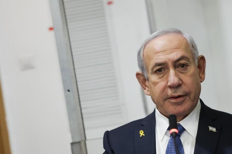 רה"מ בנימין נתניהו נכנס לאולם הדיונים על מנת לתת את עדותו בתיקי אלפים