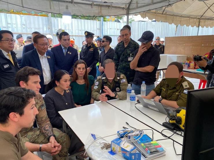 מומחים מצוות סיוע ישראלי עוזרים באתר הקריסה בבנגקוק (צילום: שגרירות ישראל בתאילנד) המומחים הישראלים בבניין שקרס בבנגקוק