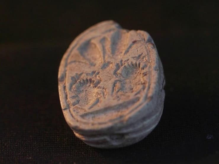 החותם מתל עזקה (צילום: אמיל אלג'ם, רשות העתיקות) החותם מתל עזקה