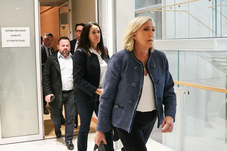 "מוציאים את הדמוקרטיה הצרפתית להורג". לה פן ביציאה מבית המשפט (צילום: ALAIN JOCARD / AFP) מרין לה פן יוצאת מ בית משפט ב פריז צרפת אחרי שמיעת פסק דינה במשפט מעילת כספים