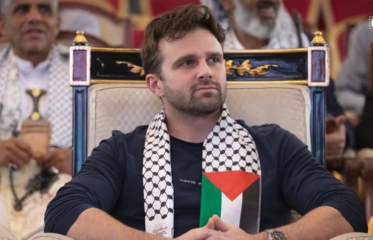 כוכב רשת אנטישמי ג'קסון הינקל ביקור ב תימן חות'ים