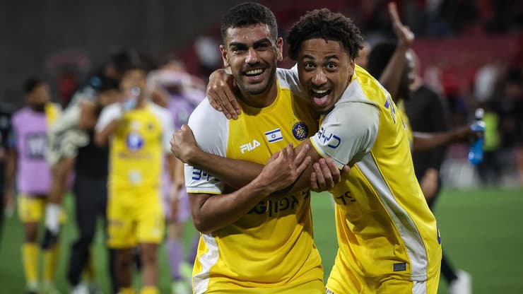 שחקני מכבי ת"א בטירוף אחרי הניצחון בטרנר (צילום: עוז מועלם) אסאנטה ושלמה