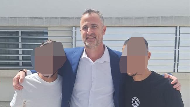 עו"ד יסלוביץ עם שניים מהצעירים בית משפט בקפריסין זיכה את כל חמשת הישראלים שהואשמו באונס תיירת בריטית