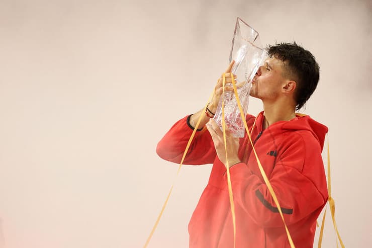 מנשיק והגביע (צילום: AL BELLO / GETTY IMAGES NORTH AMERICA / AFP) מנשיק והגביע