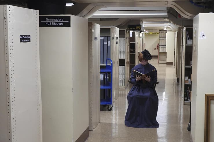 המדריכים הולכים עם ההצגה עד הסוף (צילום: AP Photo/Charlotte Graham-McLay) סיור קריפי בפרלמנט הניו זילנדי