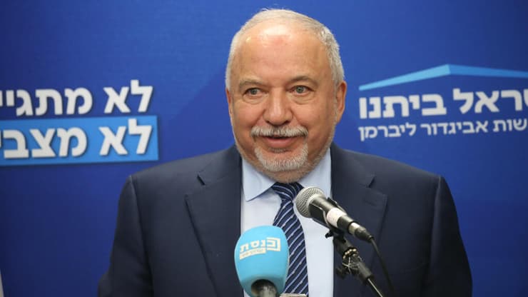 רכש כספת, שמכילה מסמכים מסווגים. ליברמן (צילום: עמית שאבי) אביגדור ליברמן, יו"ר ישראל ביתנו בישיבת סיעה