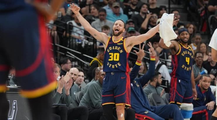 סטף קרי מאושר