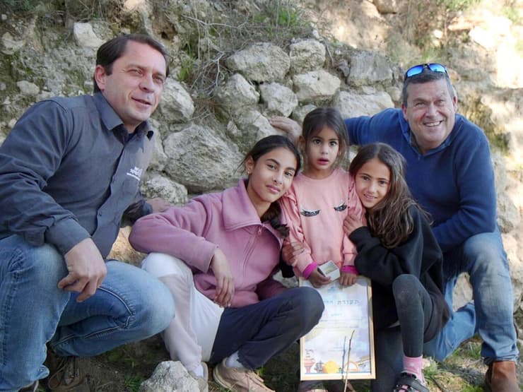 מימין לשמאל: פרופ' עודד ליפשיץ, נגה ניצן, זיו ניצן, עומר ניצן וסמיון גנדלר (צילום: אמיל אלג'ם, רשות העתיקות) מימין לשמאל: פרופ' עודד ליפשיץ, נגה ניצן, זיו ניצן, עומר ניצן וסמיון גנדלר