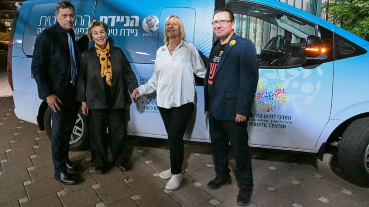 מימין לשמאל: פרופסור חגי לוין, יו"ר איגוד רופאי בריאות הציבור ורופא מטה החטופים; רחל מן, אמה של עמית ז"ל; גב' לנה שטרן, יו"ר המרכז ההוליסטי ע"ש יורי שטרן; דן אוריין, מנהל המחלקה לדיפלומטיה אזרחית במשרד החוץ ולשעבר שגריר ישראל במקדוניה, וכן מטפל בהתנדבות במרכז לסיוע ההוליסטי (צילום: יהודית הרפז) בטקס ההשקה לניידת ההוליסטית ע"ש עמית מן ז"ל, פארמדיקית שנרצחה ב-7 באוקטובר בקיבוץ בארי