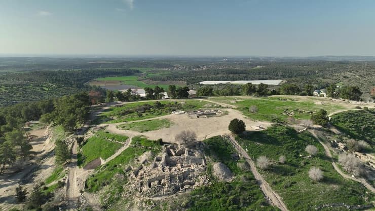 תל עזקה - מבט אווירי (צילום: אמיל אלג'ם, רשות העתיקות) תל עזקה - מבט אווירי