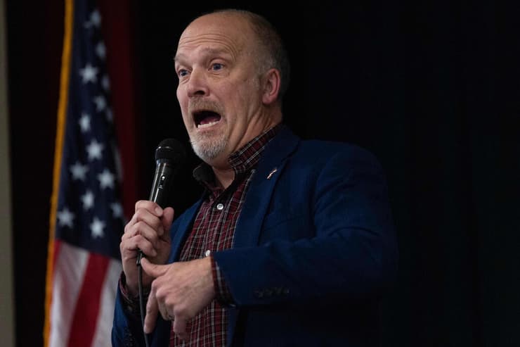 בראד שימל שופט שמרני שמתמודד על מושב בבית המשפט העליון המקומי של וויסקונסין ארה"ב