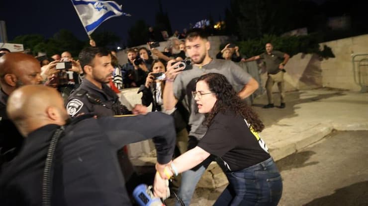 עימותים בין המשטרה למפגינים במחאה בסמוך לכנסת