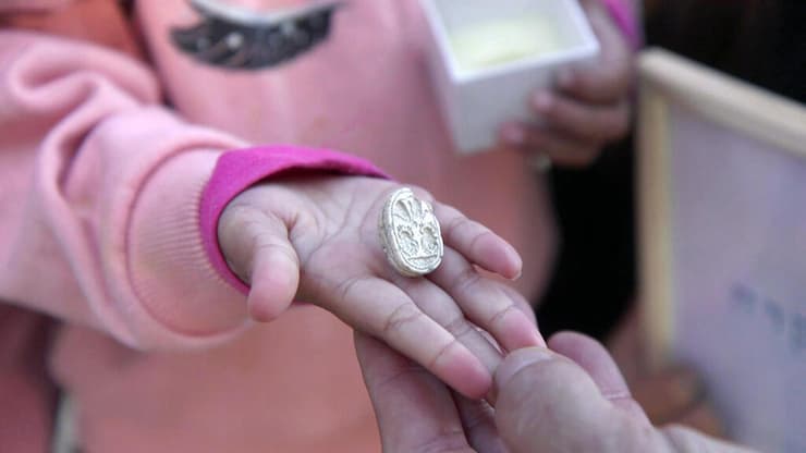 החותם בידיה של זיו ניצן בת ה-3.5 (צילום: אמיל אלג'ם, רשות העתיקות) החותם בידיה של זיו ניצן בת ה-3.5