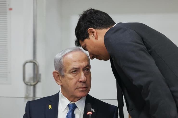 רה"מ בנימין נתניהו נכנס לאולם הדיונים על מנת לתת את עדותו בתיקי אלפים