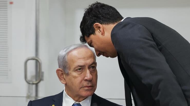 רה"מ בנימין נתניהו נכנס לאולם הדיונים על מנת לתת את עדותו בתיקי אלפים