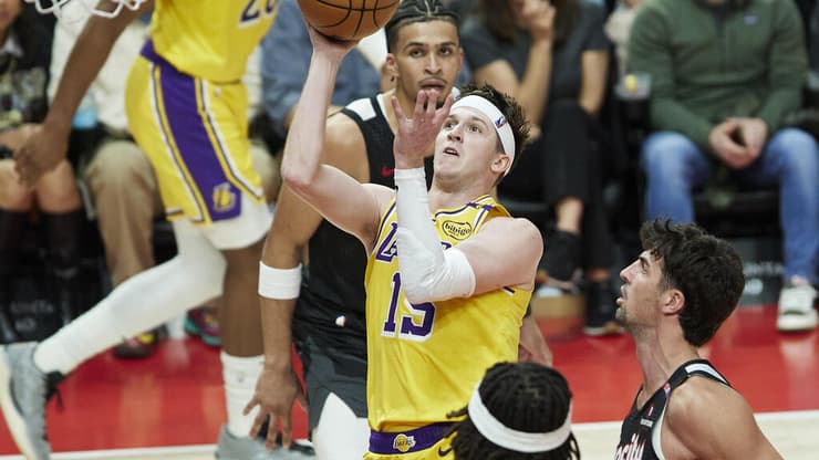 שחקן לוס אנג'לס לייקרס אוסטין ריבס מול שחקן פורטלנד טרייל בלייזרס דני אבדיה