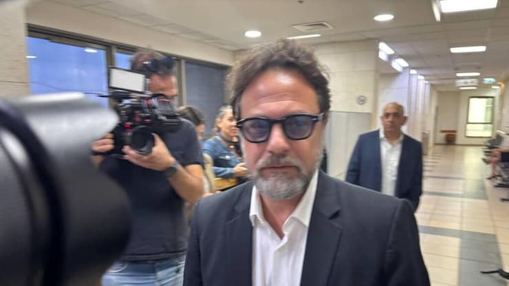 עופר  גולן בדיון הארכת מעצרם של יונתן אוריך ואלי פלדשטיין בבימ"ש השלום ראשון לציון