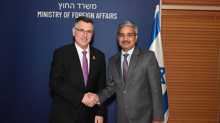 ג’יי. פי. סינג וגדעון סער