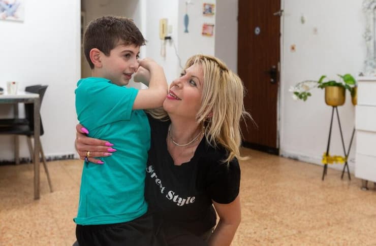 "אם היה מקבל טיפול ראוי, אולי זה היה מחזיר לו קצת את היכולות". אלה כהן אבשלומוב ובנה איתן דויד (צילום: עידו ארז) אלה כהן אבשלומוב ובנה איתן דויד על הרצף האוטיסטי