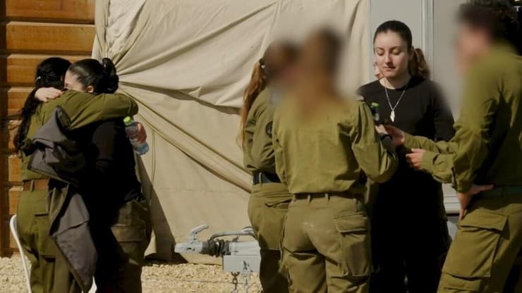 קרינה ארייב (מימין) ודניאלה גלבוע (מחובקת) עם צוות הקליטה