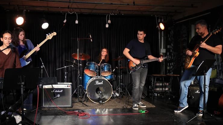 הדס ביטרן על התופים