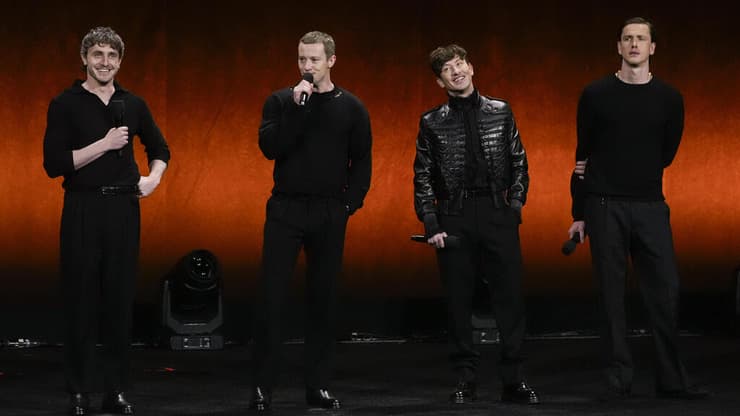 מימין לשמאל: האריס דיקינסון, בארי קיוגן, ג'וזף קווין ופול מסקל