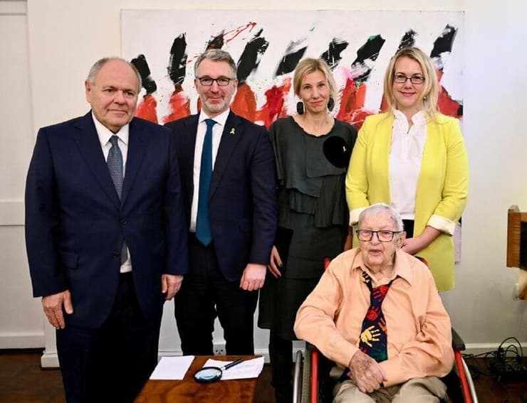 בתמונה מימין לשמאל: הממונה על שגרירות ארה״ב בישראל סטפני הארט, שורד השואה מייקל סמוס (יושב), שגרירת שבדיה בישראל אלכסנדרה רידמארק, שגריר בריטניה בישראל סיימון וולטרס, יו״ר IHRA דני דיין