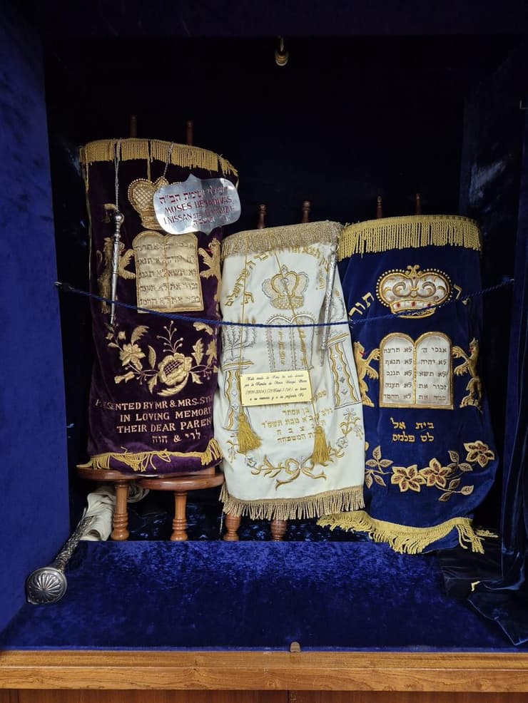 ספרי תורה בארון הקודש