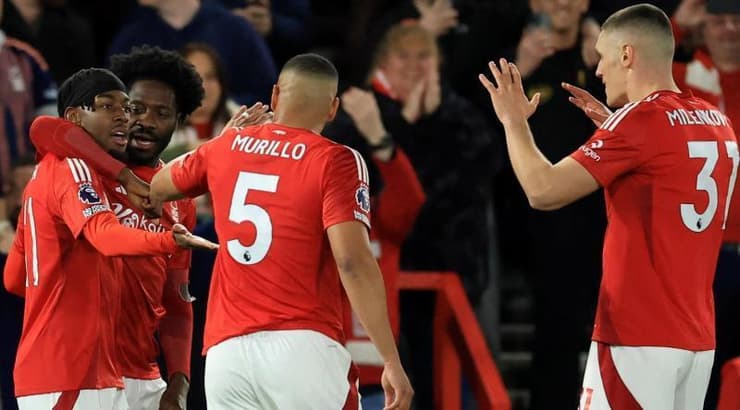 אנתוני אלנגה חוגג עם חבריו (רויטרס) אנתוני אלנגה חוגג עם חבריו