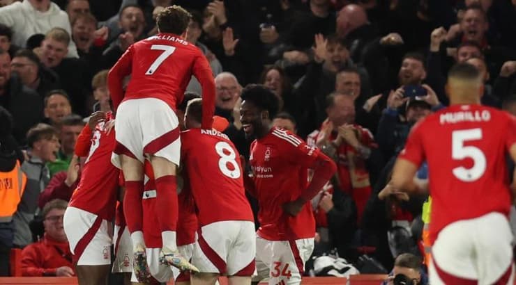 שחקני נוטינגהאם פורסט חוגגים שער מהיר (רויטרס) שחקני נוטינגהאם פורסט חוגגים שער מהיר