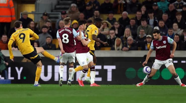 יורגן סטרנד לארסן בועט לשער (רויטרס) יורגן סטרנד לארסן בועט לשער