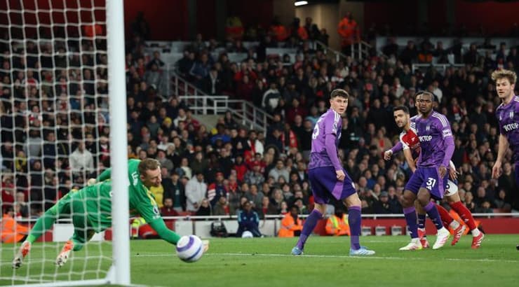 ברנד לנו נכנע לבעיטה של מיקל מרינו (רויטרס) ברנד לנו נכנע לבעיטה של מיקל מרינו