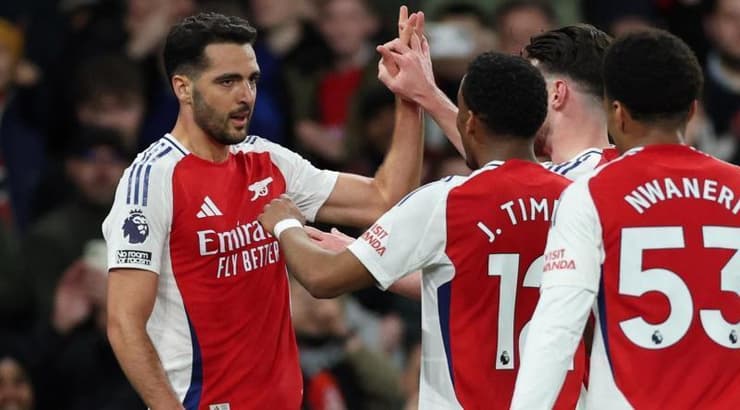 מיקל מרינו חוגג עם שחקני ארסנל (רויטרס) מיקל מרינו חוגג עם שחקני ארסנל