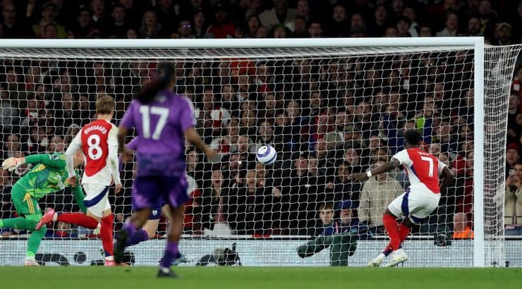 בוקאיו סאקה כובש. קאמבק מושלם (רויטרס) בוקאיו סאקה כובש. קאמבק מושלם