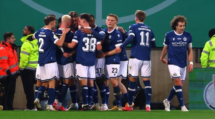 שחקני ארמיניה בילפלד חוגגים