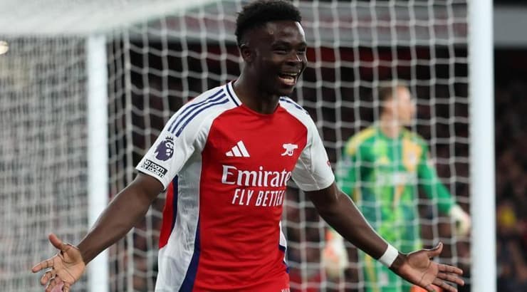 שוב הוא כאן. בוקאיו סאקה חזר וכבש (רויטרס) שוב הוא כאן. בוקאיו סאקה חזר וכבש