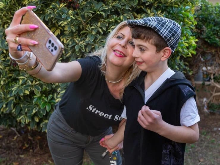 "היו כאלה שלא רצו, טענו שזה מקרה מסובך". אלה כהן אבשלומוב ובנה איתן דויד (צילום: עידו ארז) אלה כהן אבשלומוב ובנה איתן דויד על הרצף האוטיסטי