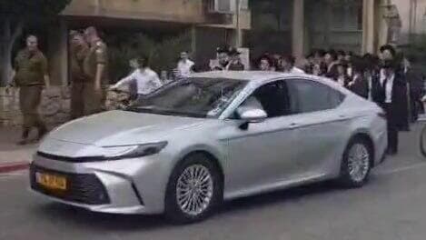 קבוצת נערים בקללות וגידופים נגד חיילים שעשו סיור בעיר