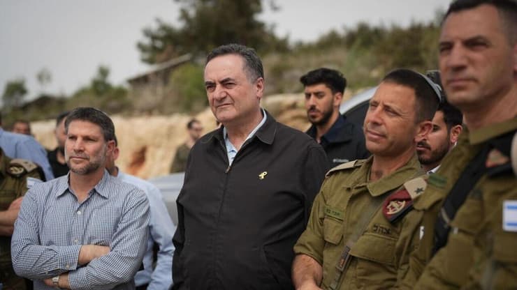 "יהודה ושומרון הם לב ליבה של ארץ ישראל ההיסטורית". כ"ץ וסמוטריץ' בסיור (צילום: אלעד מלכה, משרד הביטחון) שר הביטחון ישראל כ"ץ ושר האוצר בצלאל סמוטריץ' בסיור משותף ביו"ש