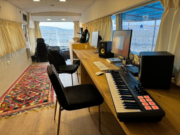 "מרחב שמעניק השראה אינסופית". אוטובוס המדבר" (צילום: באדיבות "בית השנטי") "מרחב שמעניק השראה אינסופית". אוטובוס המדבר"